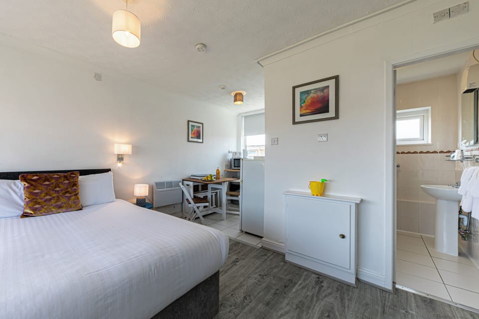 1 Double Bed and 1 Single Bed/Twin Bed | Individually decorated, desk, free WiFi, bed sheets