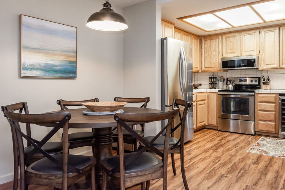 Condo, 2 Bedrooms | Dining