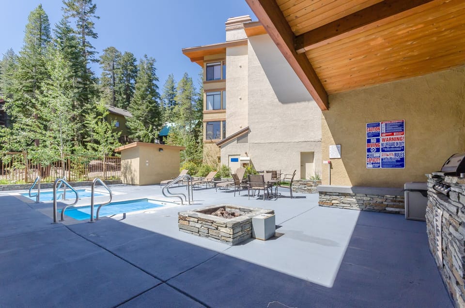 Condo, 2 Bedrooms | Property grounds