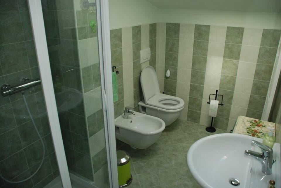 Family Room (Il Melo) | Bathroom | Shower, free toiletries, slippers, bidet