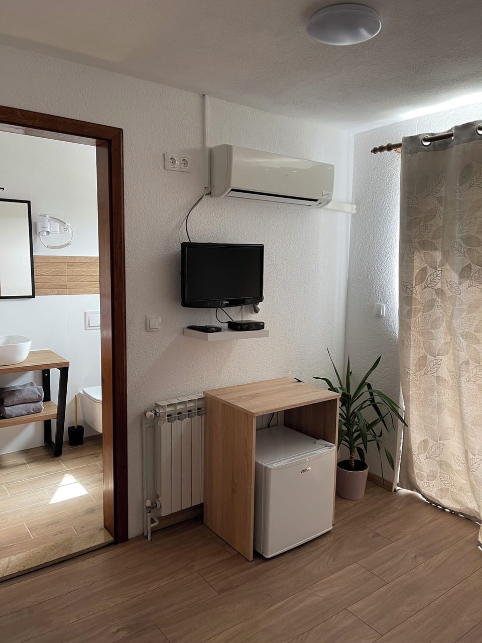 Standard Room, Garden View (3) | Mini-refrigerator