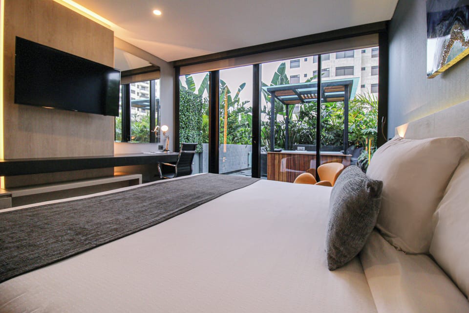 Jacuzzi Pool Garden Single | Premium bedding, in-room safe, desk, laptop workspace