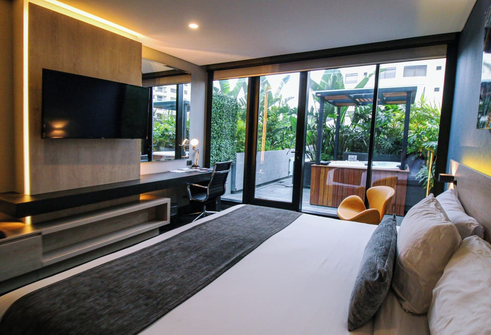 Jacuzzi Pool Garden Single | Premium bedding, in-room safe, desk, laptop workspace