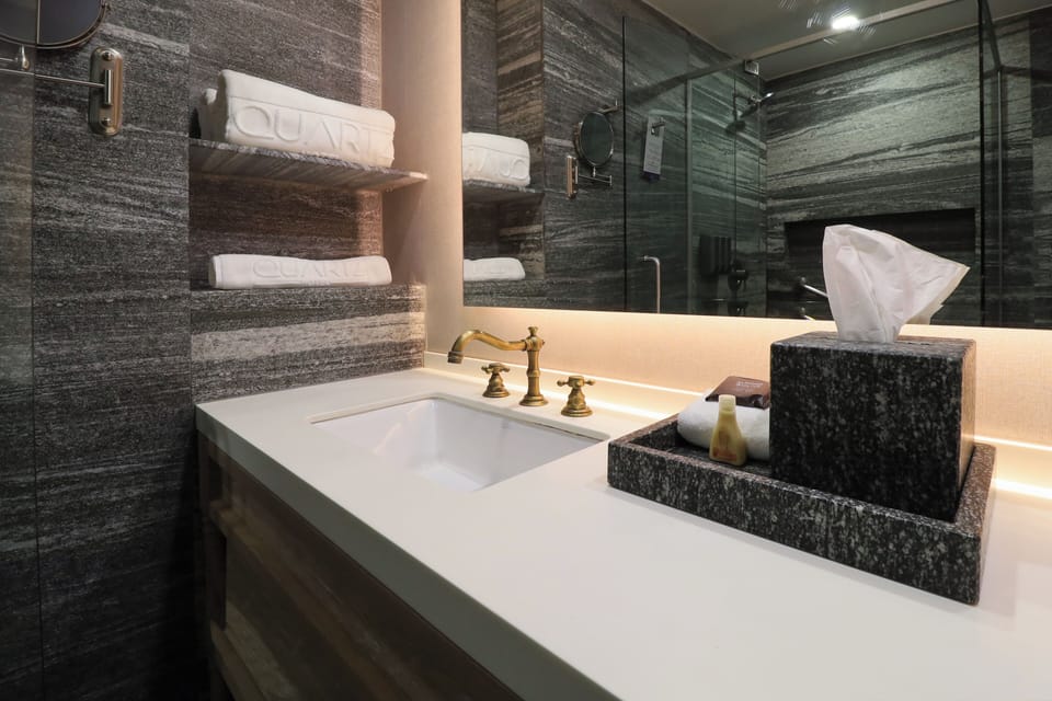 Jacuzzi Pool Garden Single | Bathroom | Shower, rainfall showerhead, free toiletries, hair dryer