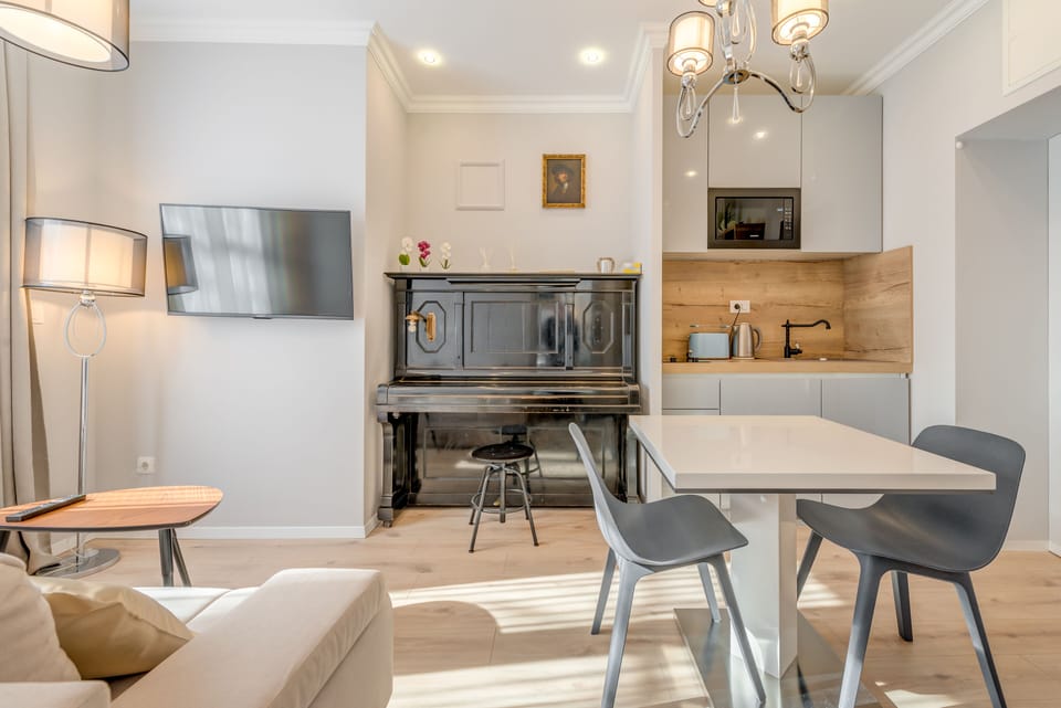 Royal Studio | Living area | Flat-screen TV