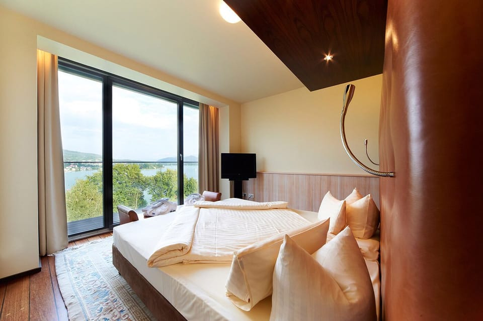 Deluxe Suite, 1 Bedroom, Balcony, Lake View | Minibar, in-room safe, blackout drapes, iron/ironing board
