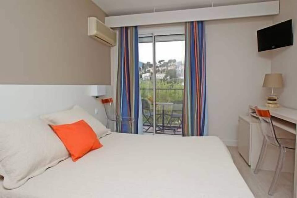 Double Room | In-room safe, iron/ironing board, cribs/infant beds, free WiFi