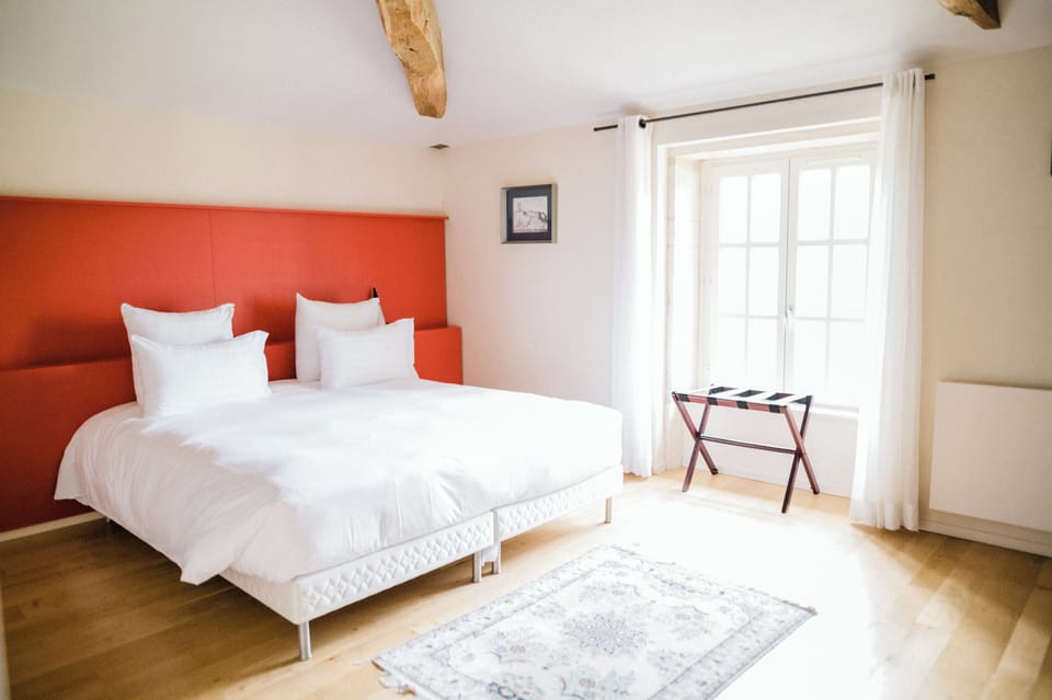 Hypo-allergenic bedding, in-room safe, blackout drapes, free WiFi