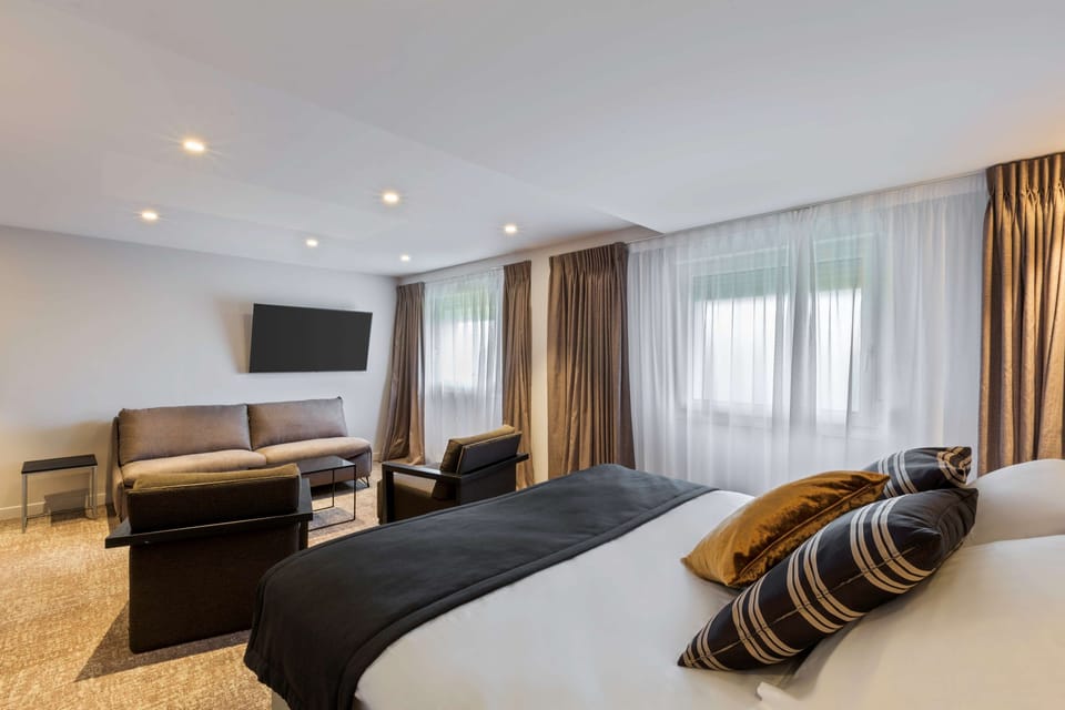 Family Room, 1 King Bed, Non Smoking (Converts to 2 Twin Beds;with Sofabed) | In-room safe, individually decorated, individually furnished, desk