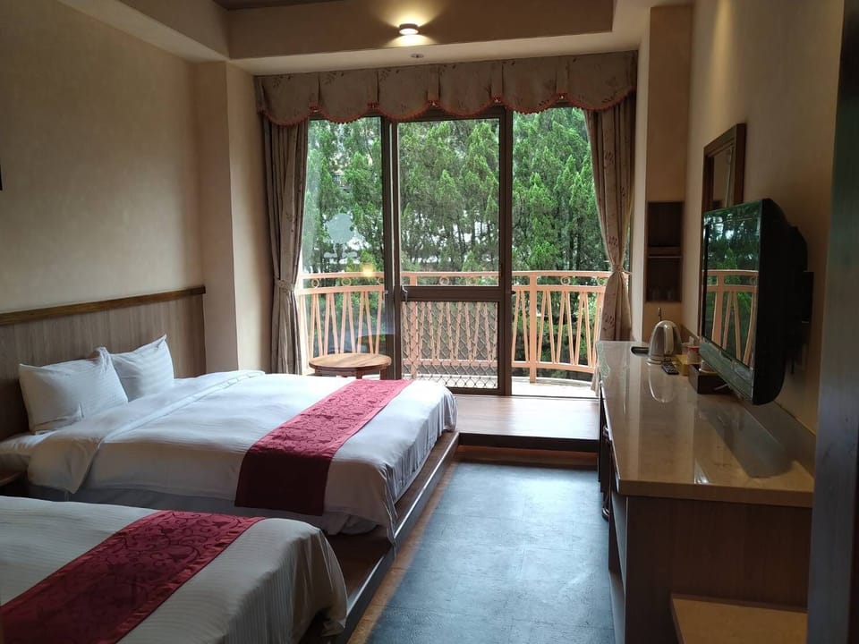 Elite Quadruple Room | Desk, blackout drapes, soundproofing, WiFi