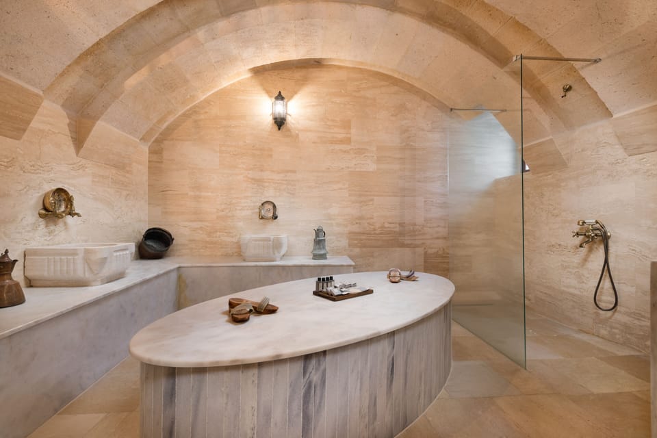 Hammam Royal Suite | Bathroom | Free toiletries, hair dryer, slippers, bidet