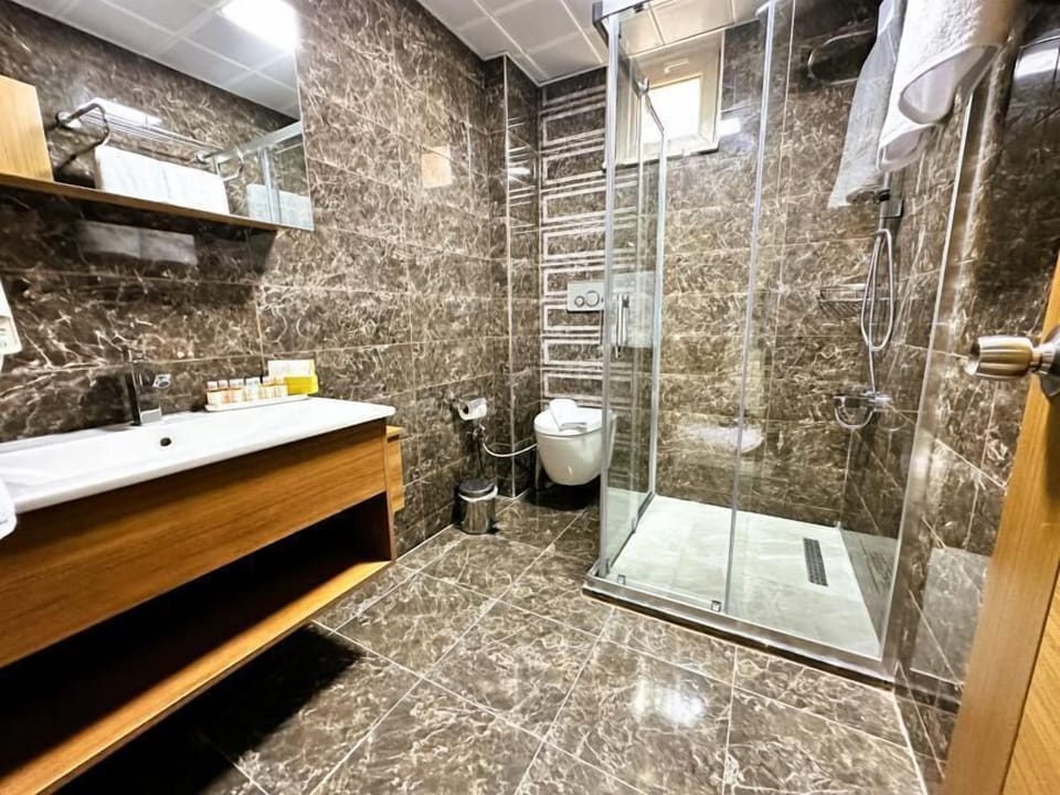 Deluxe Room | Bathroom | Free toiletries, hair dryer, slippers, towels