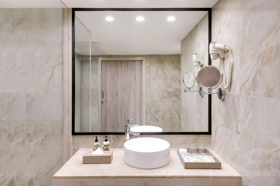 Executive Suite | Bathroom | Shower, rainfall showerhead, hair dryer, slippers