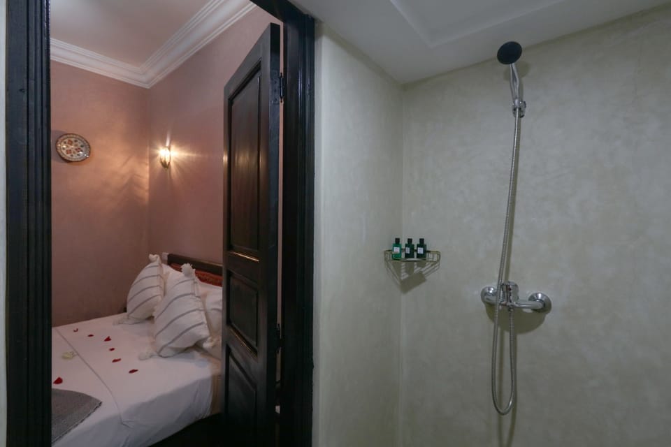 Superior Room, 1 Queen Bed | Bathroom | Shower, rainfall showerhead, free toiletries, towels