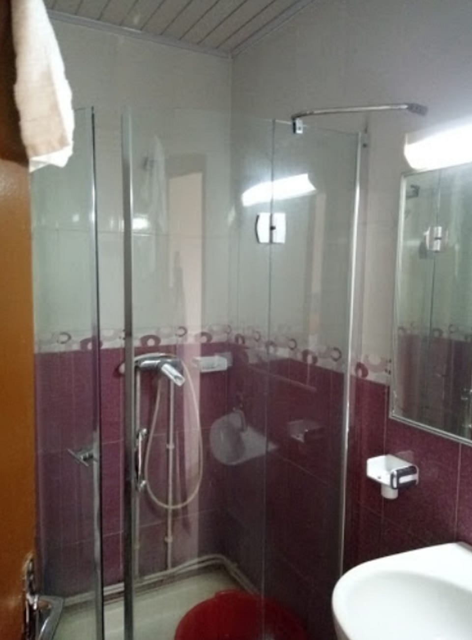 Suite | Bathroom | Combined shower/tub, rainfall showerhead, hair dryer (on request)