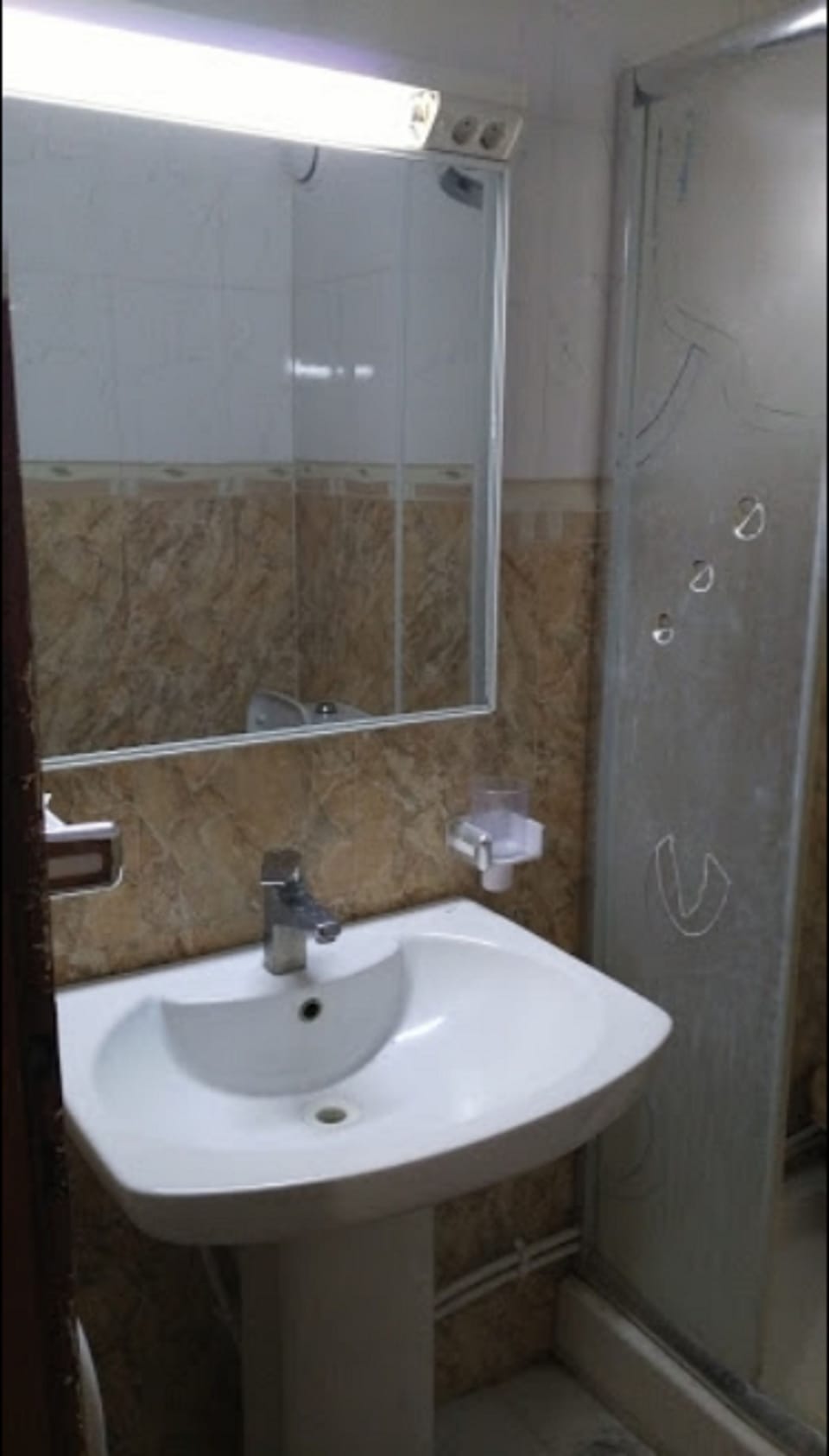 Combined shower/tub, rainfall showerhead, hair dryer (on request)