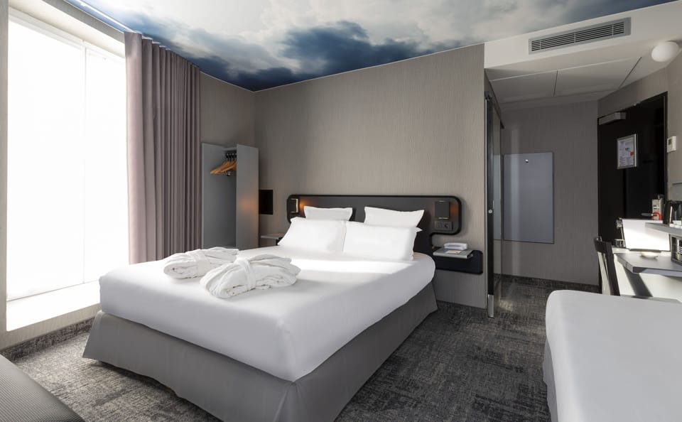 Family Room | Premium bedding, desk, soundproofing, free WiFi