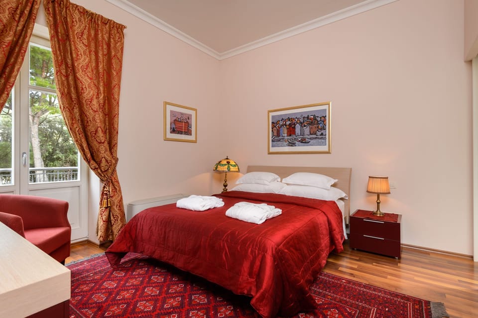 Deluxe Villa | Premium bedding, desk, soundproofing, iron/ironing board