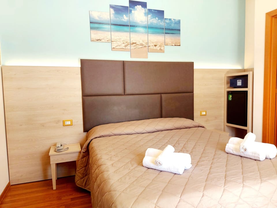 Double or Twin Room | In-room safe, desk, blackout drapes, WiFi (free)
