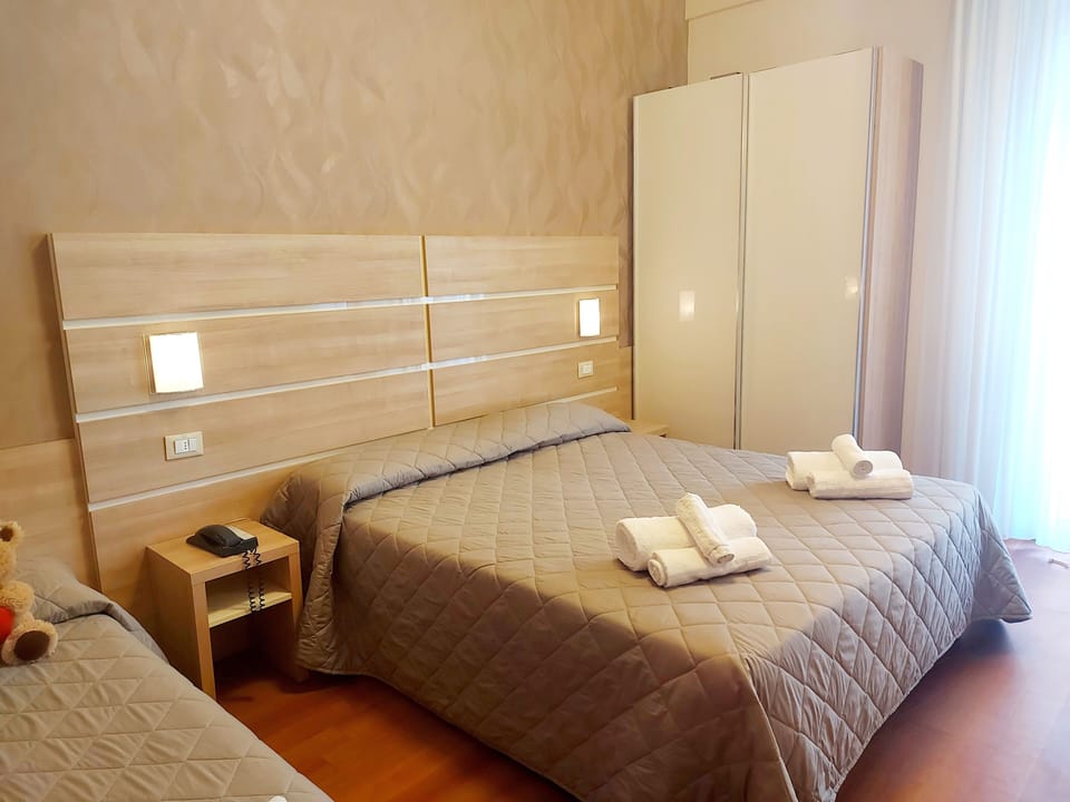 Triple Room | In-room safe, desk, blackout drapes, WiFi (free)