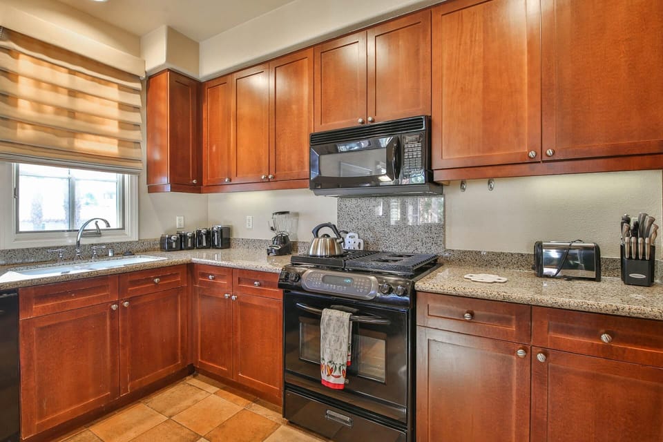 Condo, 3 Bedrooms | Private kitchen | Fridge, oven, coffee/tea maker, toaster