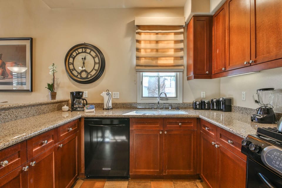 Condo, 3 Bedrooms | Private kitchen | Fridge, oven, coffee/tea maker, toaster