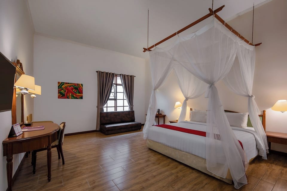 Suite Cottage | Desk, rollaway beds (surcharge), bed sheets