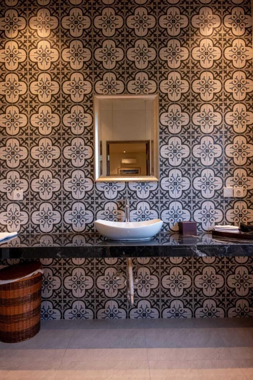 Comfort Apartment | Bathroom | Shower, towels, soap, shampoo
