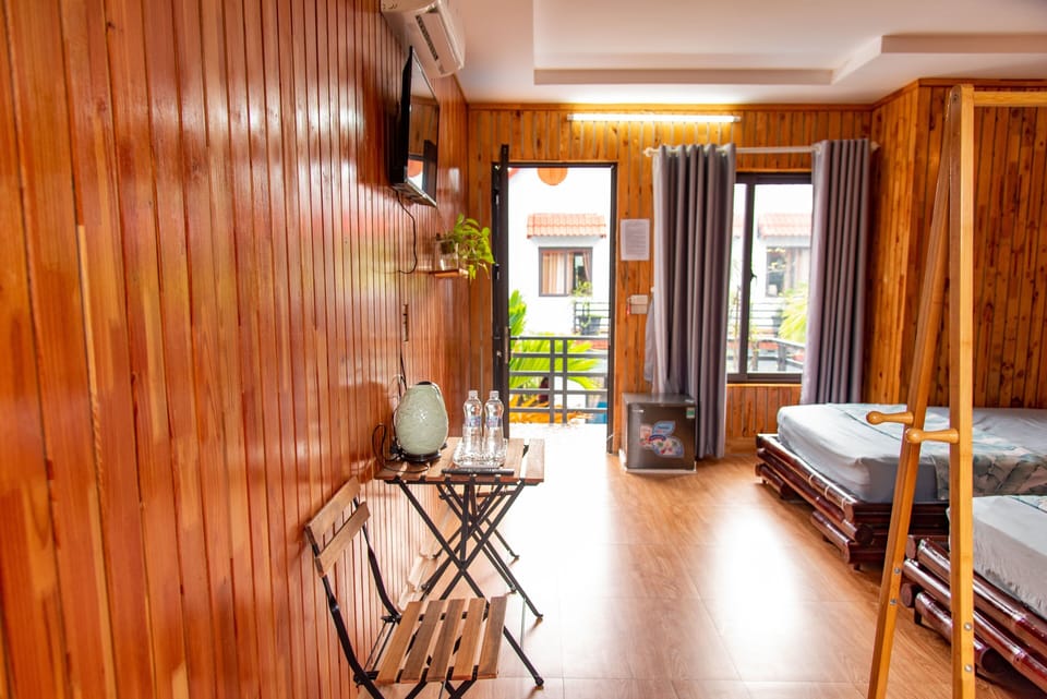 Free minibar items, free WiFi, bed sheets