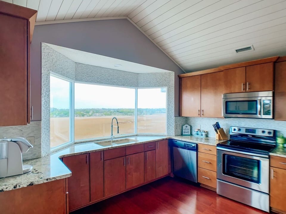 House, 4 Bedrooms | Private kitchen | Coffee/tea maker, fridge, oven, toaster
