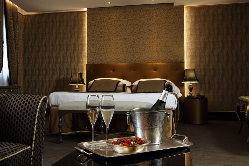 Suite, Canal View | Minibar, in-room safe, soundproofing, free WiFi