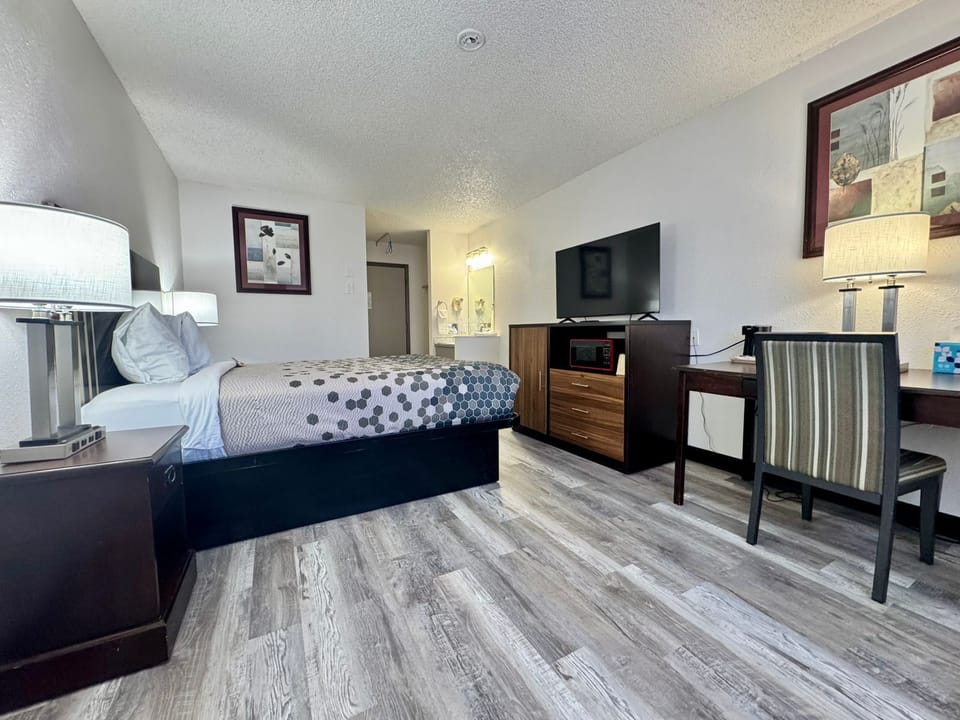 Deluxe Room, 1 Queen Bed, Non Smoking | Desk, laptop workspace, soundproofing, iron/ironing board