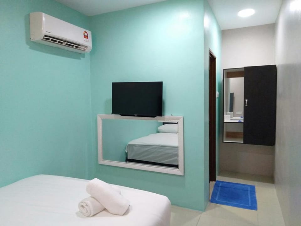 Standard Room, 1 Queen Bed | Premium bedding, desk, iron/ironing board (on request), WiFi (free)