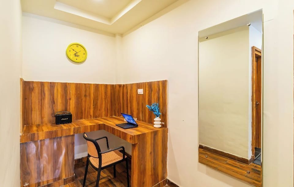 Bed in 6 Bed Mixed Dormitory | Laptop workspace, soundproofing, free WiFi, bed sheets