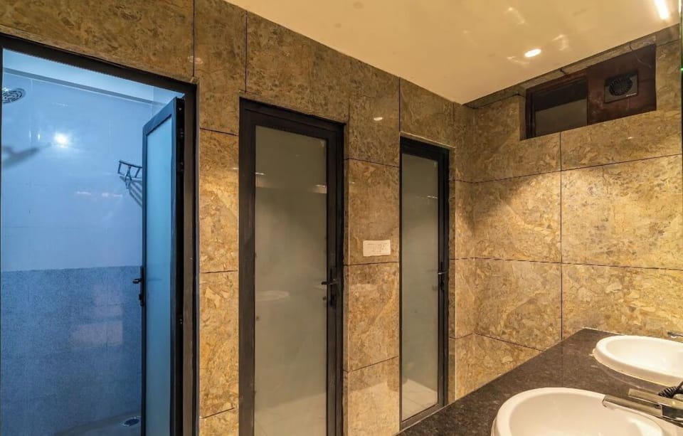 Bed in 8 Bed Mixed Dormitory with Garden View | Bathroom | Shower, towels