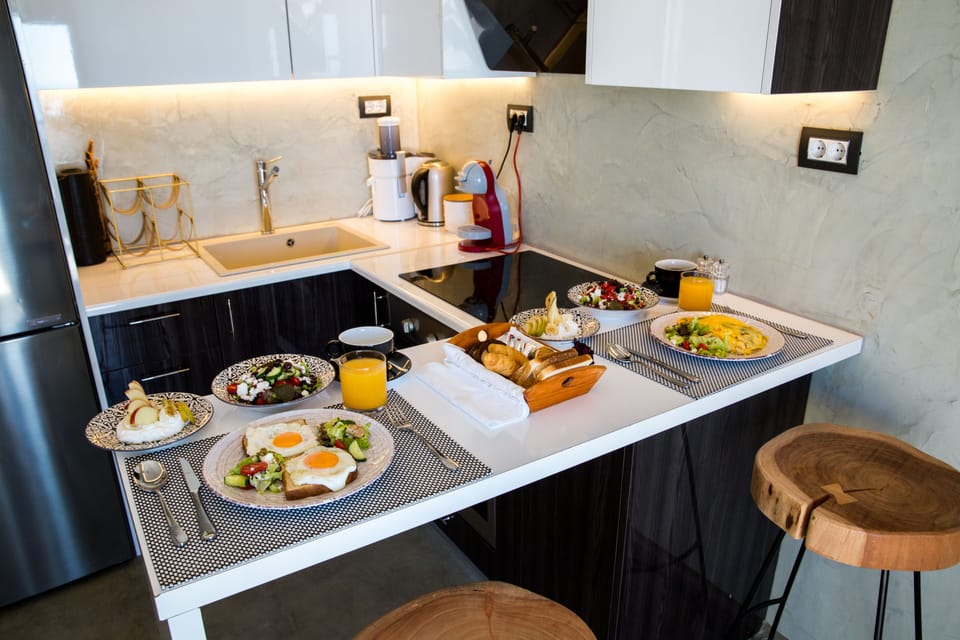 Deluxe Suite, Sea View | Private kitchen | Mini-fridge, espresso maker, coffee/tea maker, electric kettle