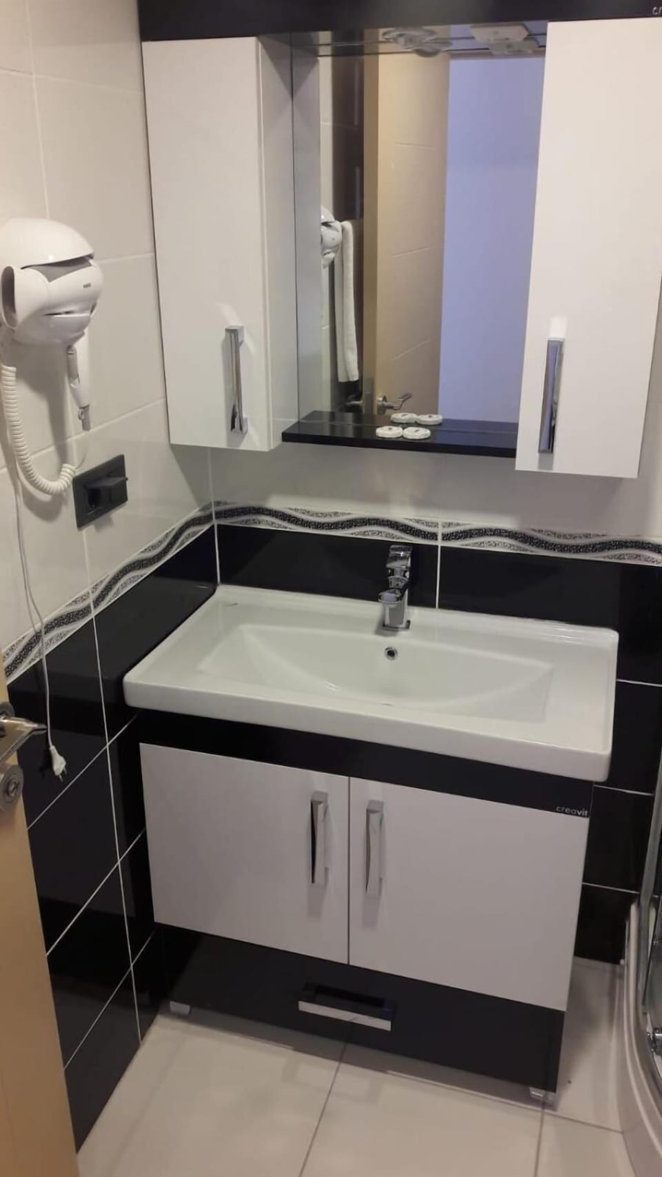 Shower, rainfall showerhead, free toiletries, hair dryer