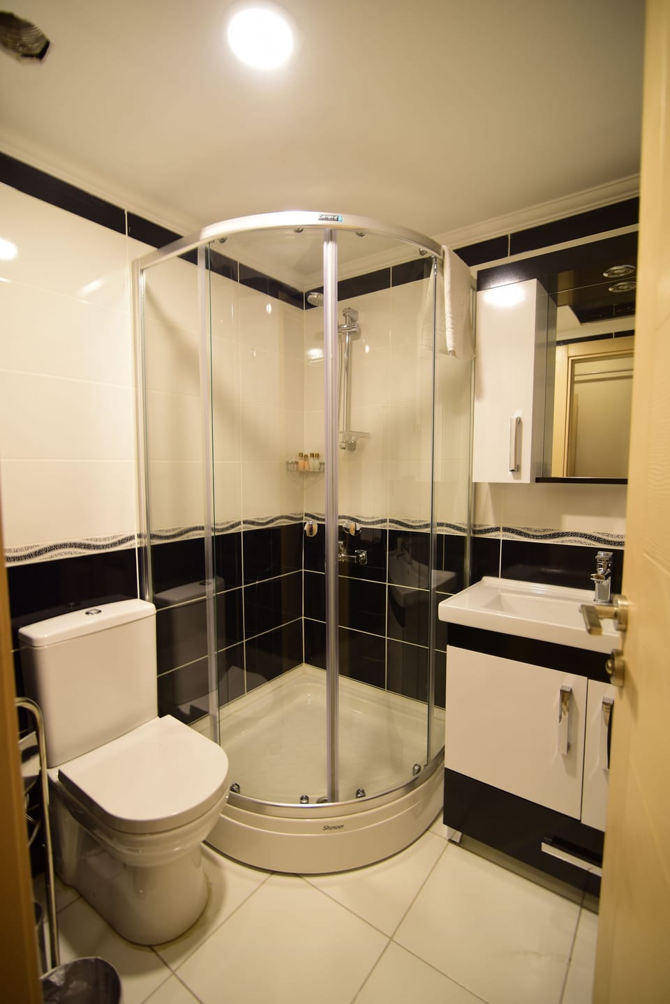 Shower, rainfall showerhead, free toiletries, hair dryer