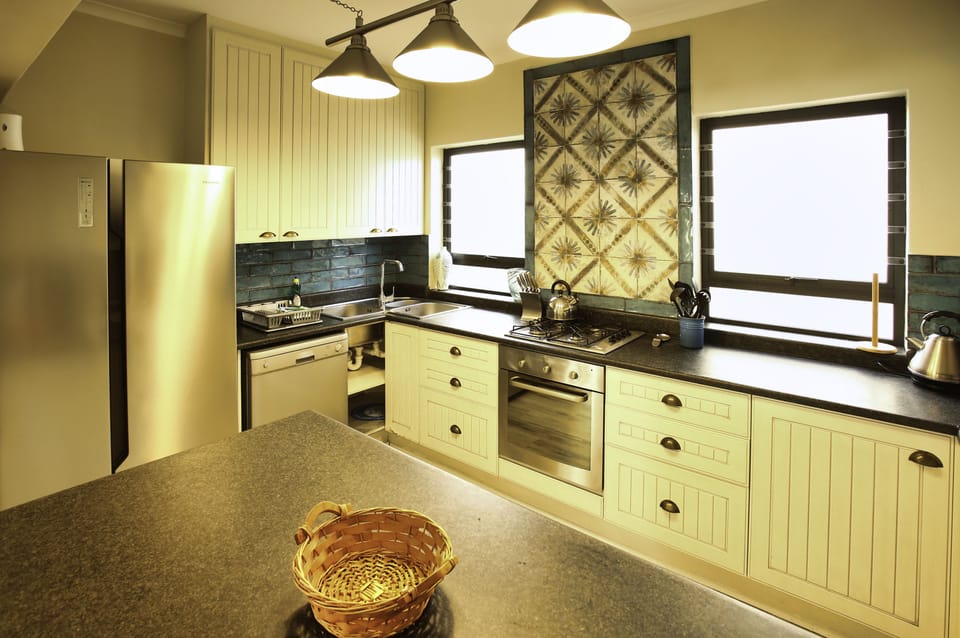 Comfort Villa, Golf View | Private kitchen | Fridge, microwave, electric kettle, toaster