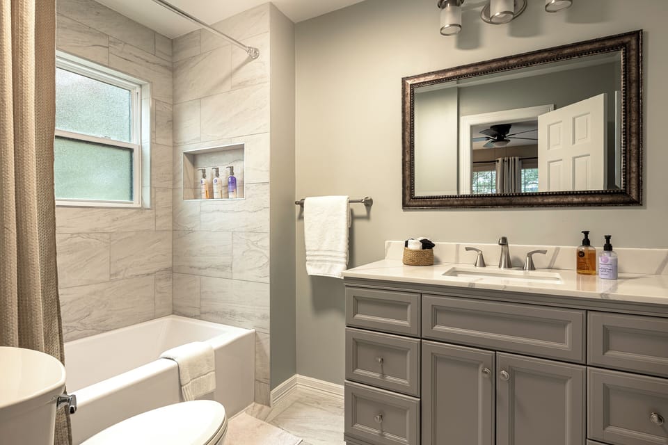 Luxury Room, 1 King Bed, Non Smoking (San Antonio Room) | Bathroom | Designer toiletries, hair dryer, bathrobes, towels