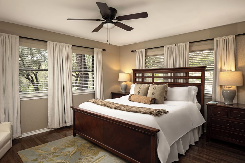 Luxury Room, Non Smoking (Houston Room) | Individually decorated, individually furnished, iron/ironing board