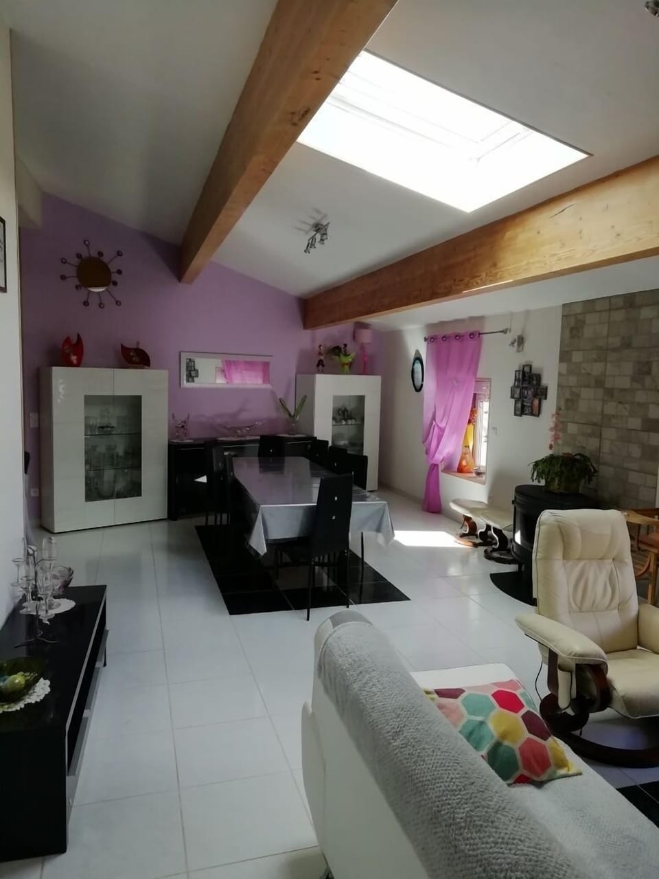 Comfort Room | Living room | 80-cm flat-screen TV with digital channels, TV, toys