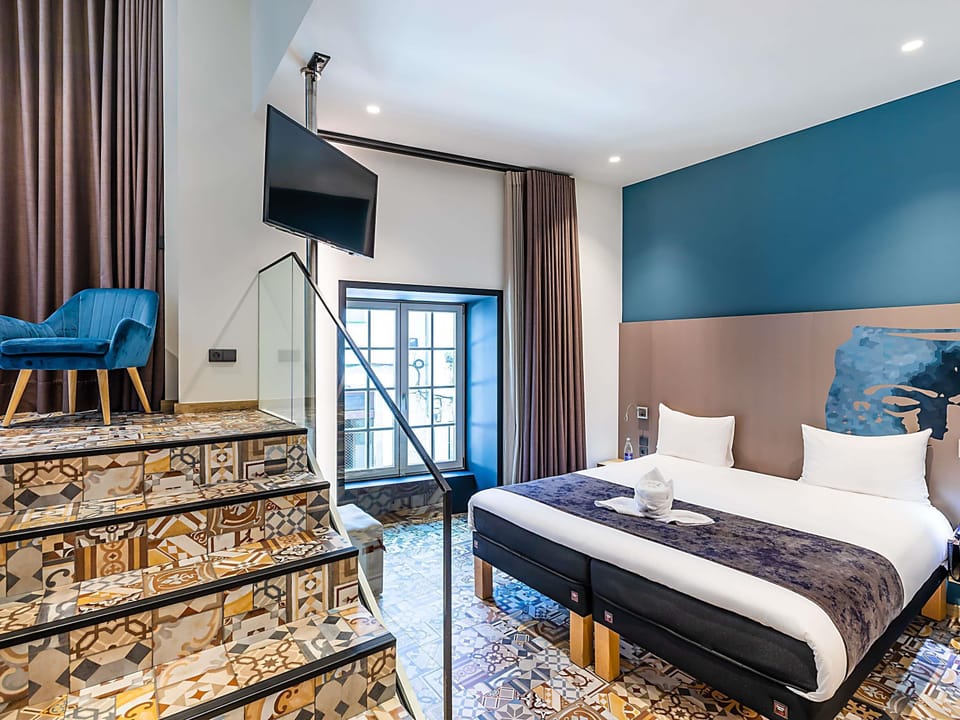 Desk, soundproofing, free cribs/infant beds, free WiFi