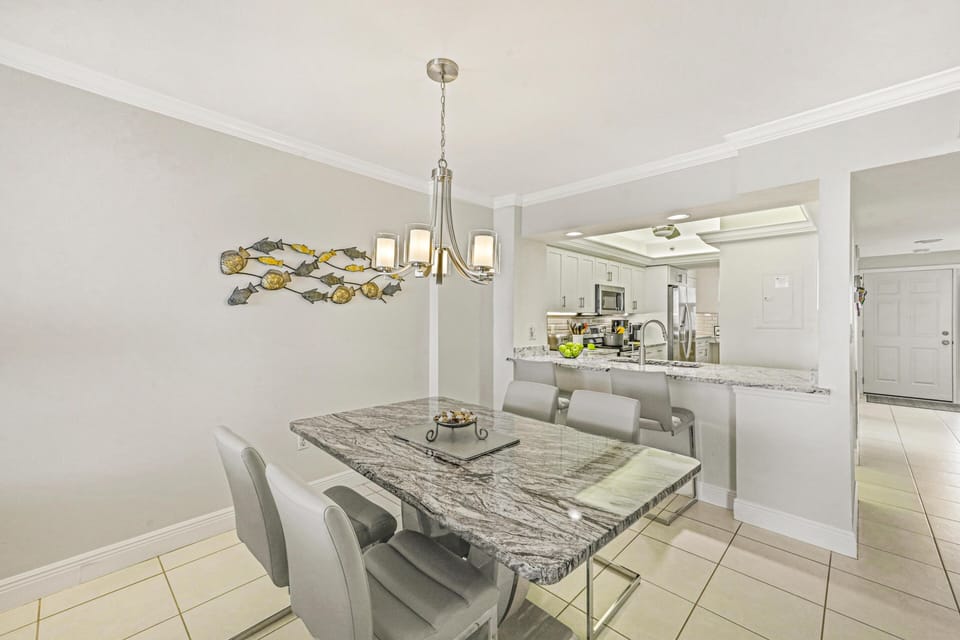 Condo, 1 King Bed with Sofa bed (Beachfront condo with huge views/pool) | Dining