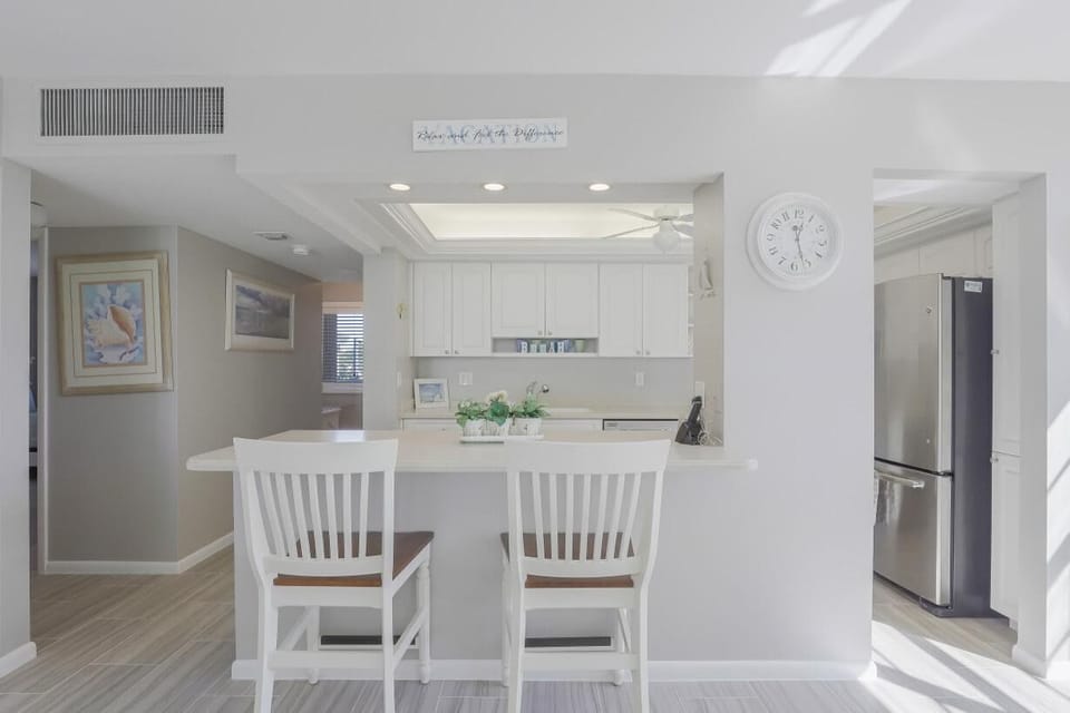Condo, 1 King Bed (Ideal beachfront condo with pool and ) | Private kitchen | Fridge, microwave, oven, stovetop