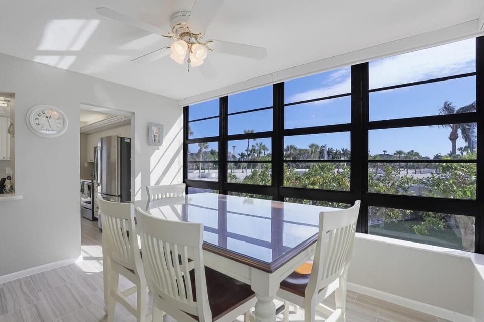 Condo, 1 King Bed (Ideal beachfront condo with pool and ) | Private kitchen | Fridge, microwave, oven, stovetop