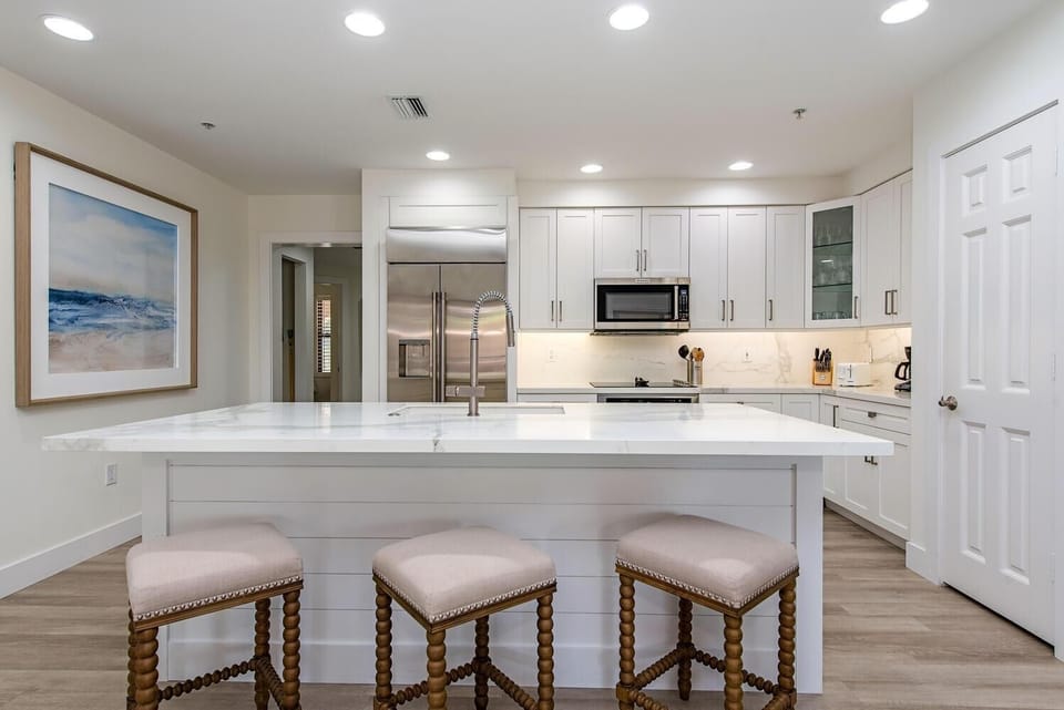 Condo, Multiple Beds (Luxurious Esplanade condo overlooking) | Private kitchen | Fridge, microwave, oven, stovetop