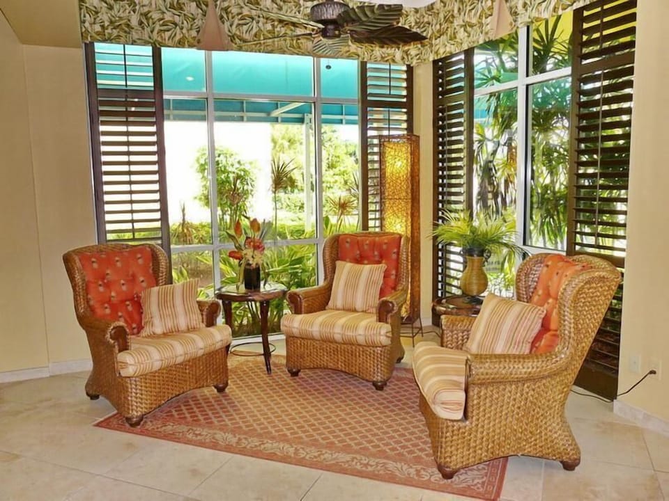Condo, 1 King Bed (Unique beachfront condo with panorami) | Living area