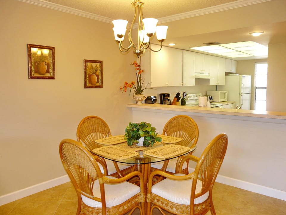 Condo, 1 Queen Bed with Sofa bed (Stylish condo across from South Beach) | Dining