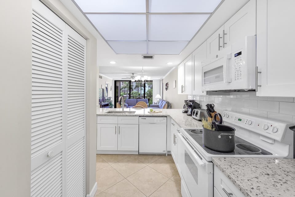 Condo, 1 Queen Bed with Sofa bed (Stylish condo across from South Beach) | Private kitchen | Fridge, microwave, oven, stovetop